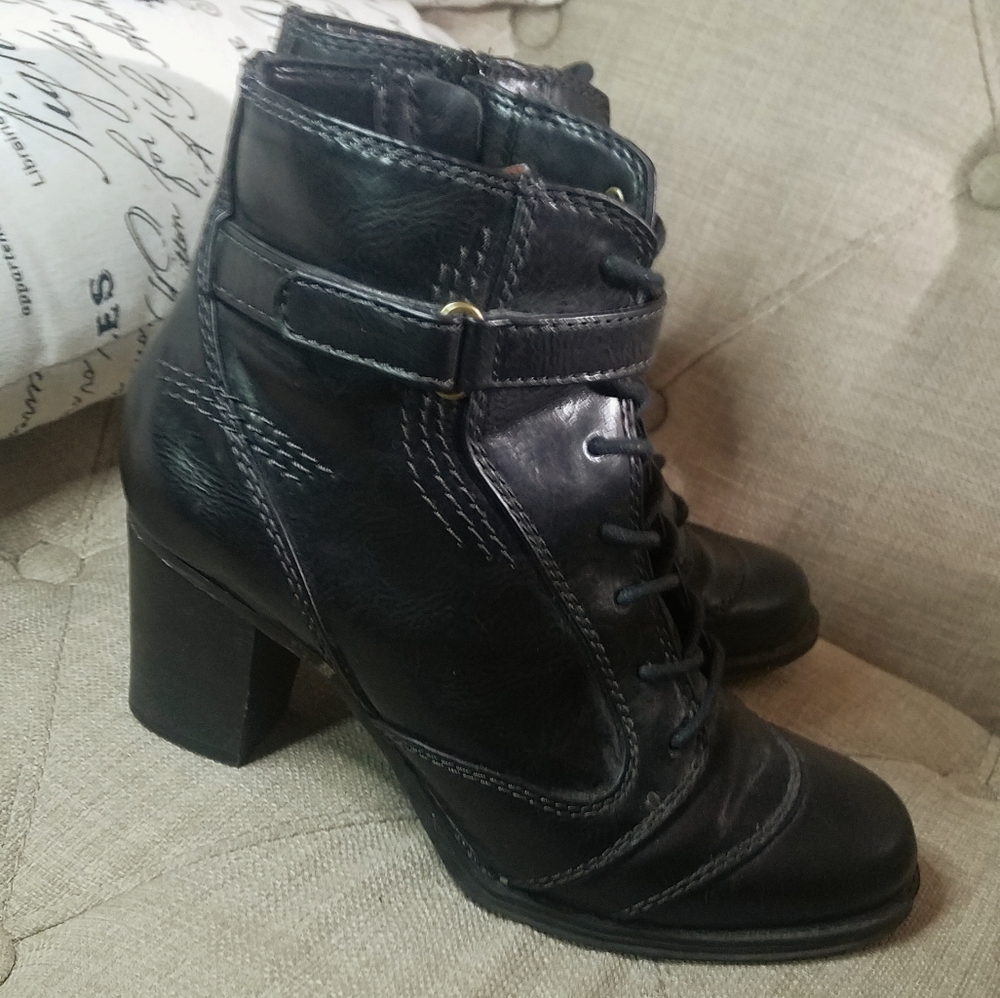 Naturalized Black boots, heels